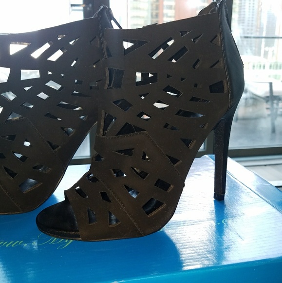 Heels - Picture 1 of 4